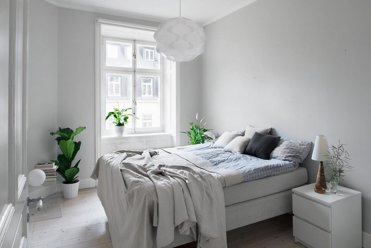 Бело серая спальня