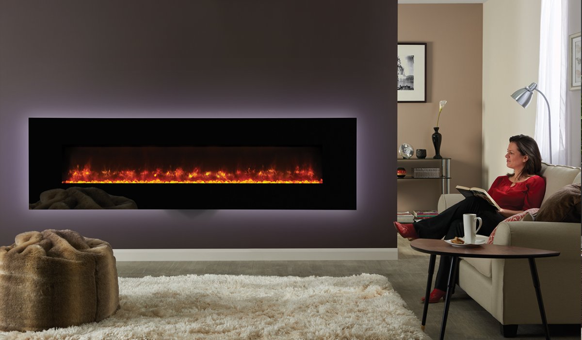 Настенный электрокамин под телевизором