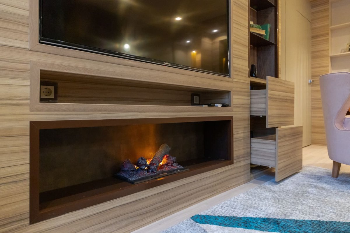 Электрокамин и телевизор в интерьере