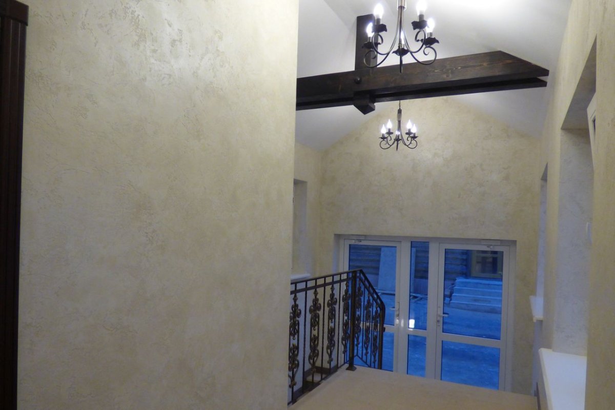 Венецианская штукатурка в коридоре