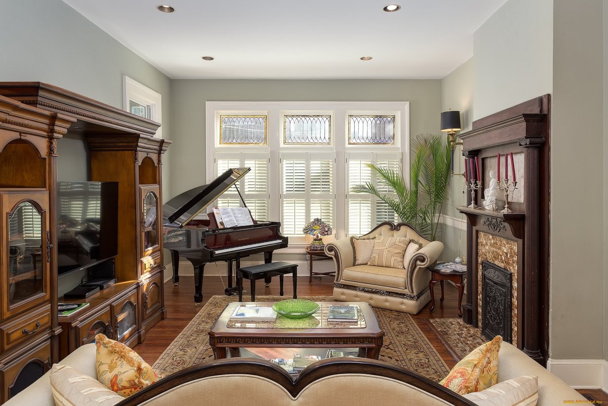 Пианино в интерьере маленькой гостиной