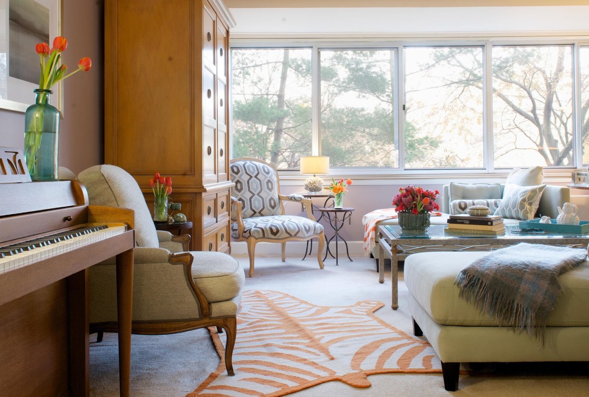 Электронное пианино в интерьере у окна