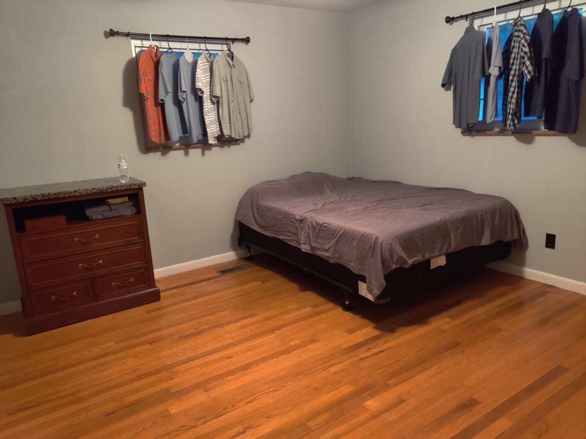 Старая комната с матрасом на полу