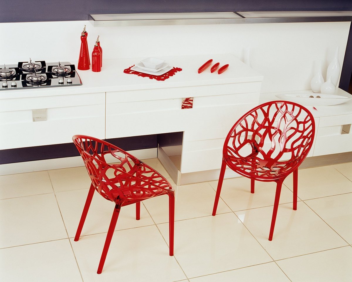 Красные стулья в интерьере