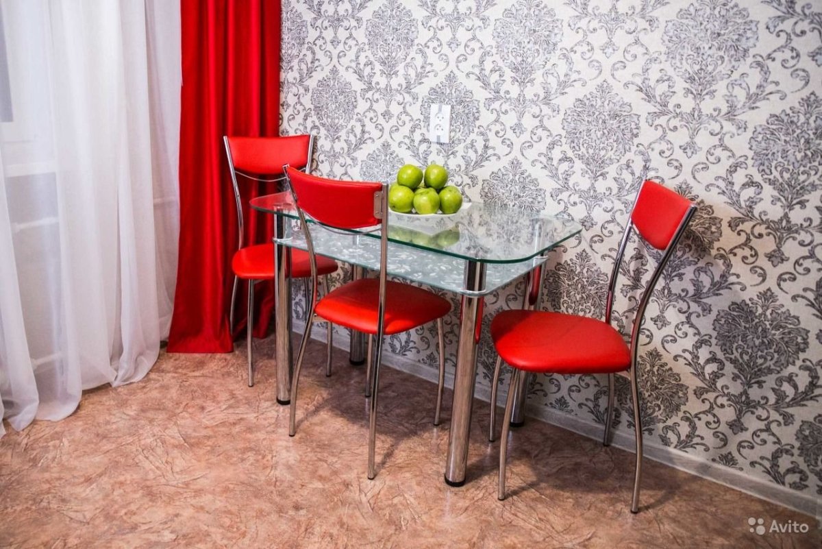 Красные стулья в интерьере