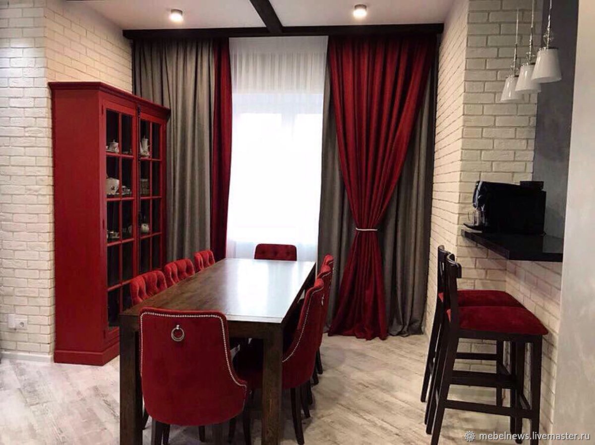 Красные стулья в интерьере кухни