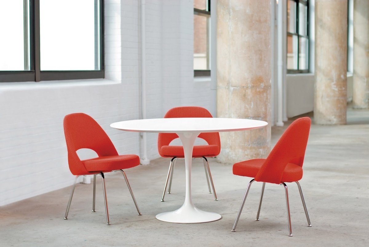 Красные стулья в интерьере кухни