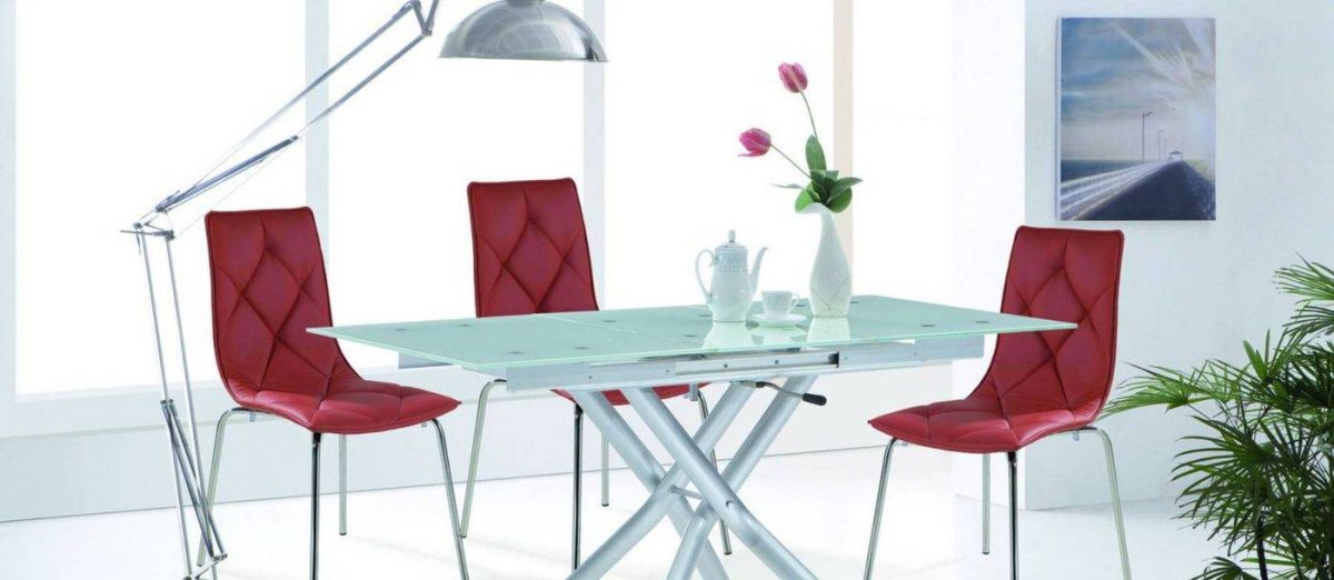 Серая кухня с красными стульями