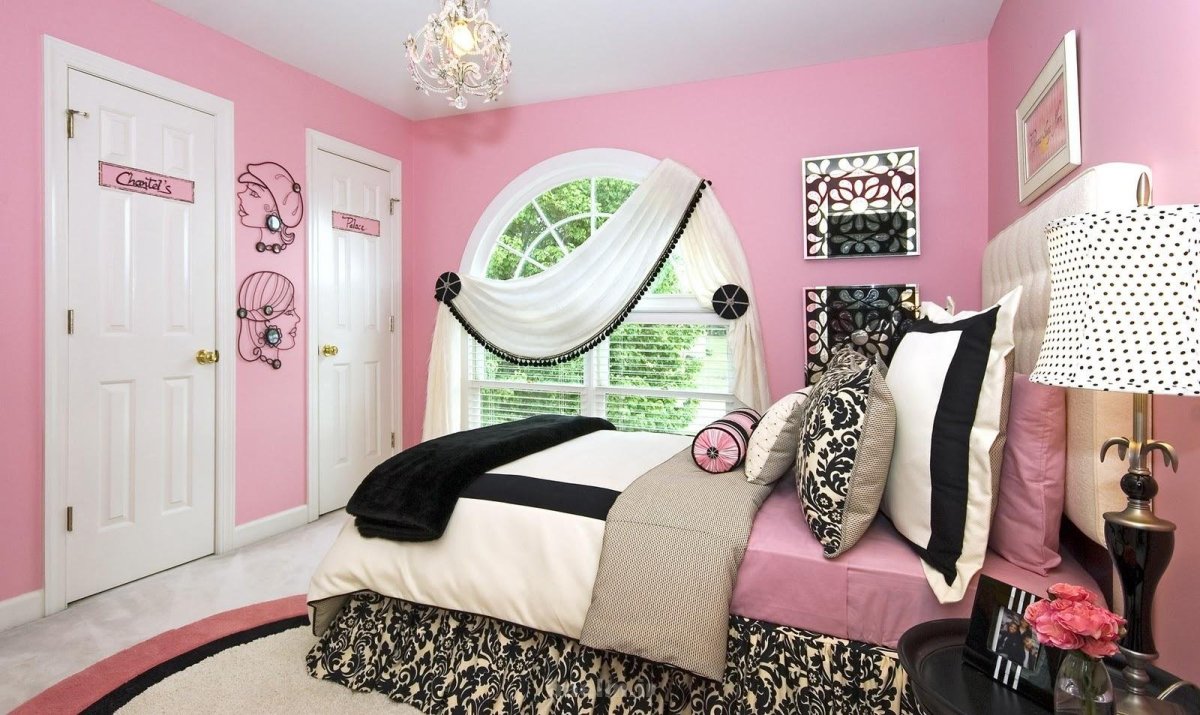 Комната девушки строгая