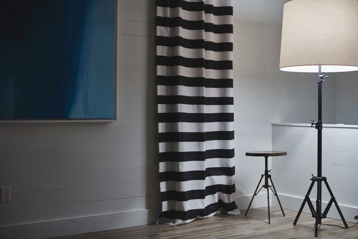 Шторы белые с черным