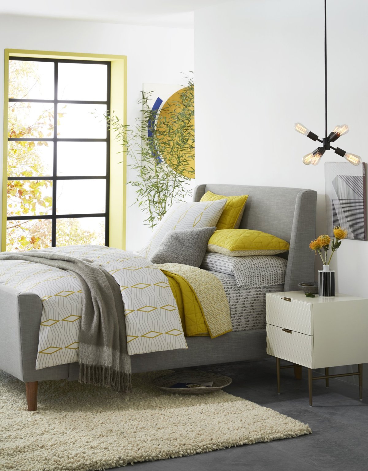 Бело желтая спальня