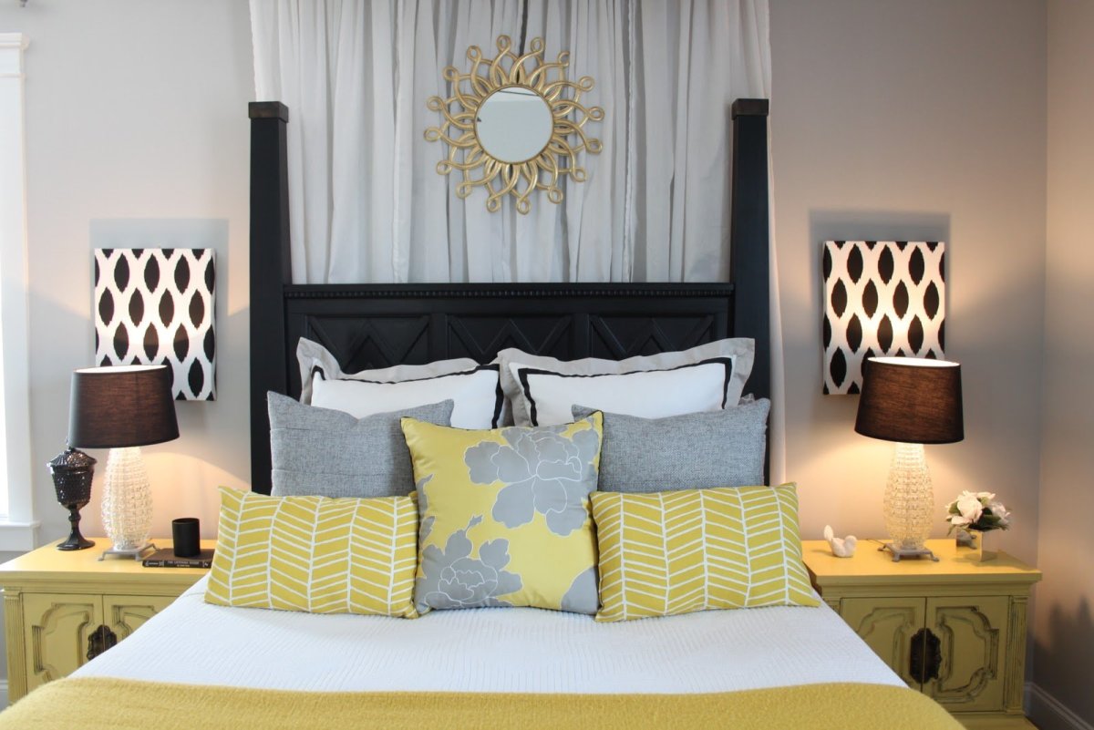 Желто-серая и белая спальня