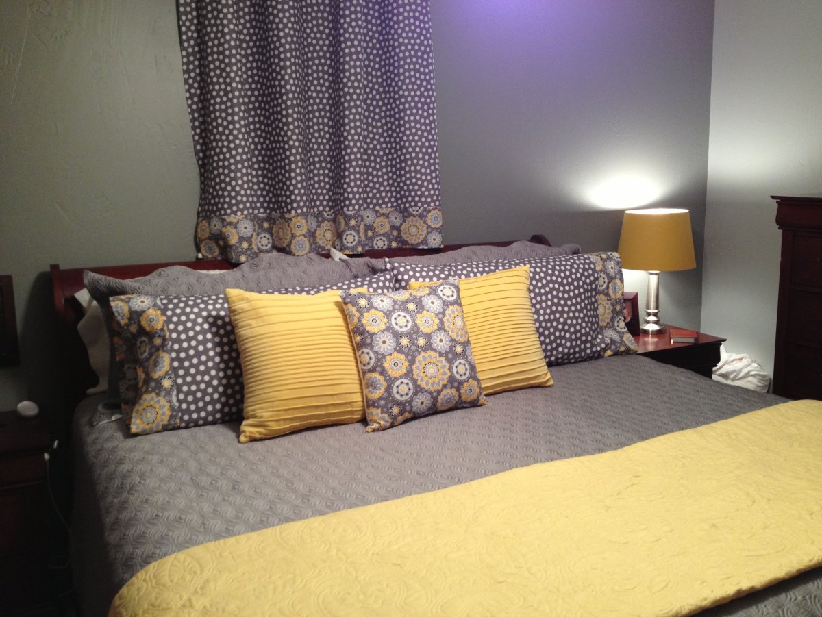 Желто серая спальня