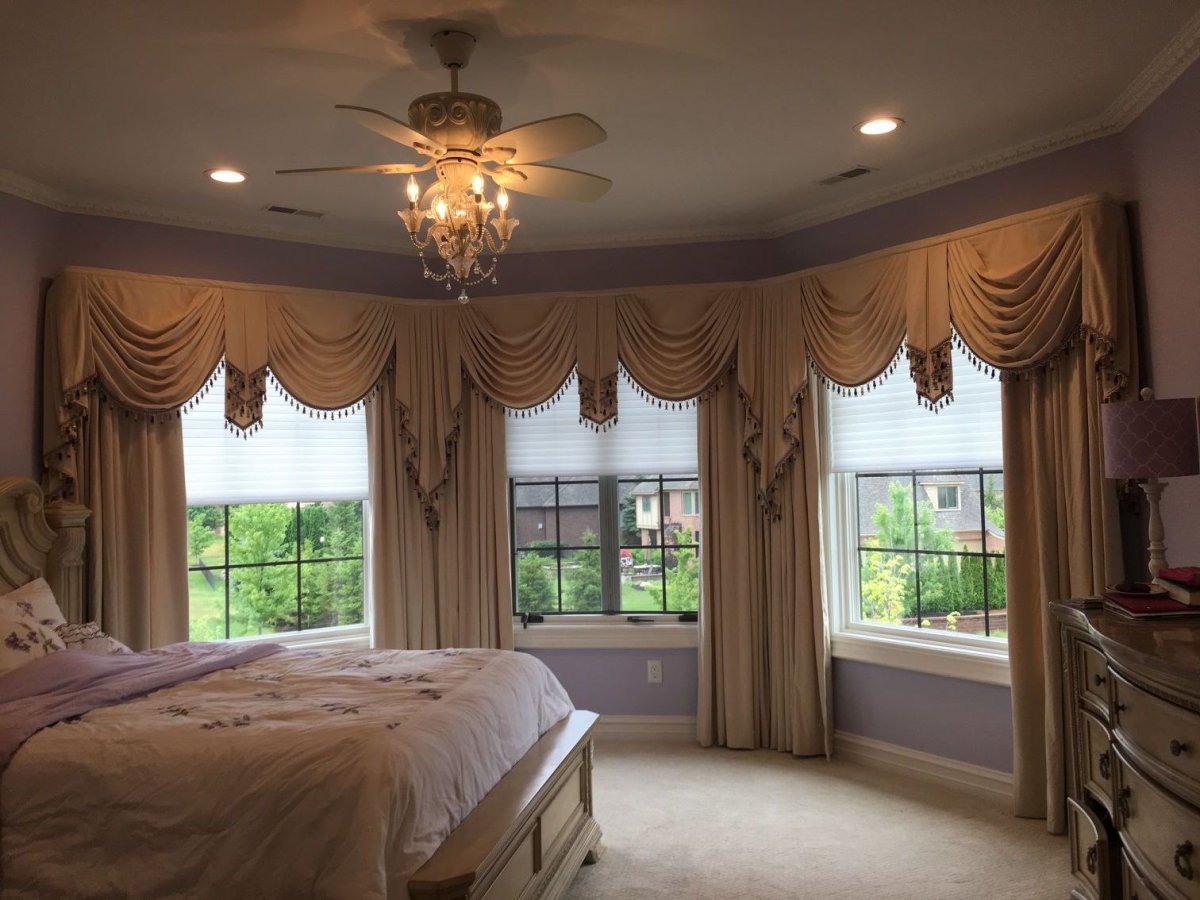 Спальня с большими окнами