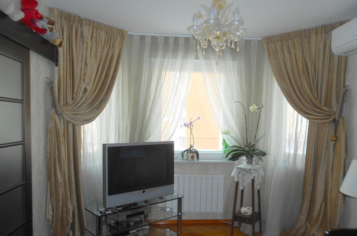 Шторы в спальню с одной портьерой