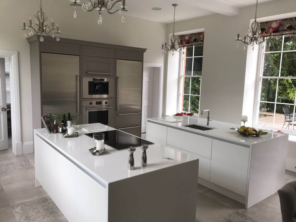 Кухонный остров с бортиком