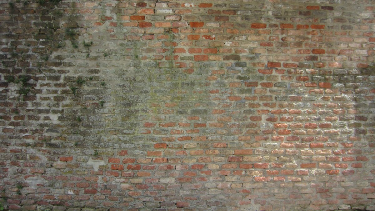 Обшарпанная кирпичная стена