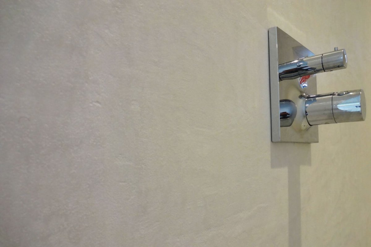 Нанесение микроцемента на стену