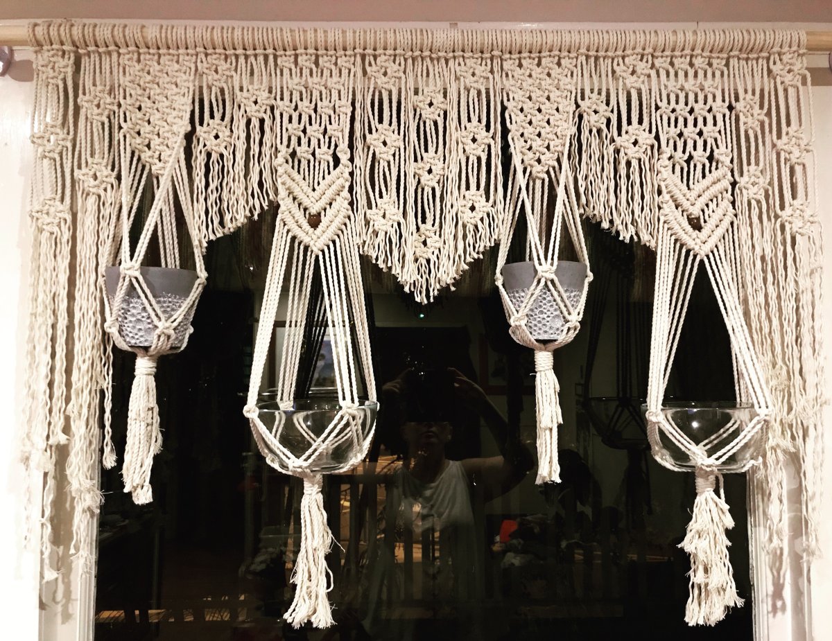 Панно из каната на стене