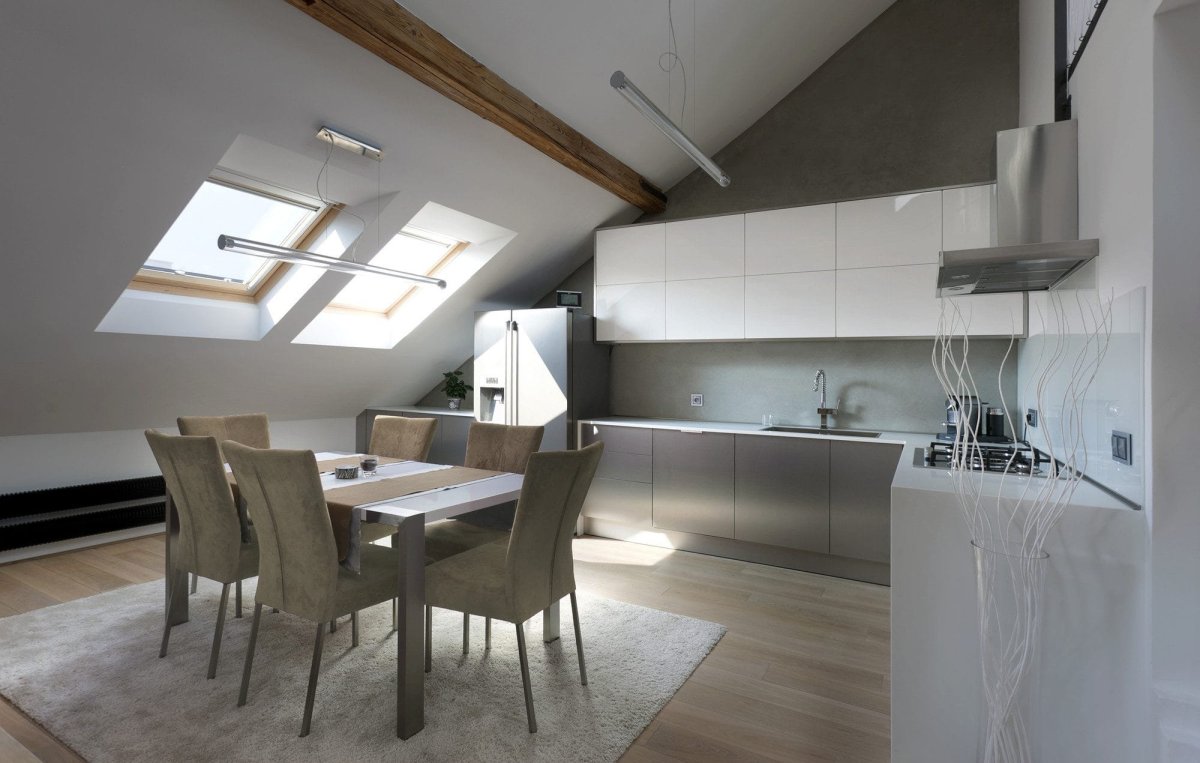 Кухня с мансардным потолком