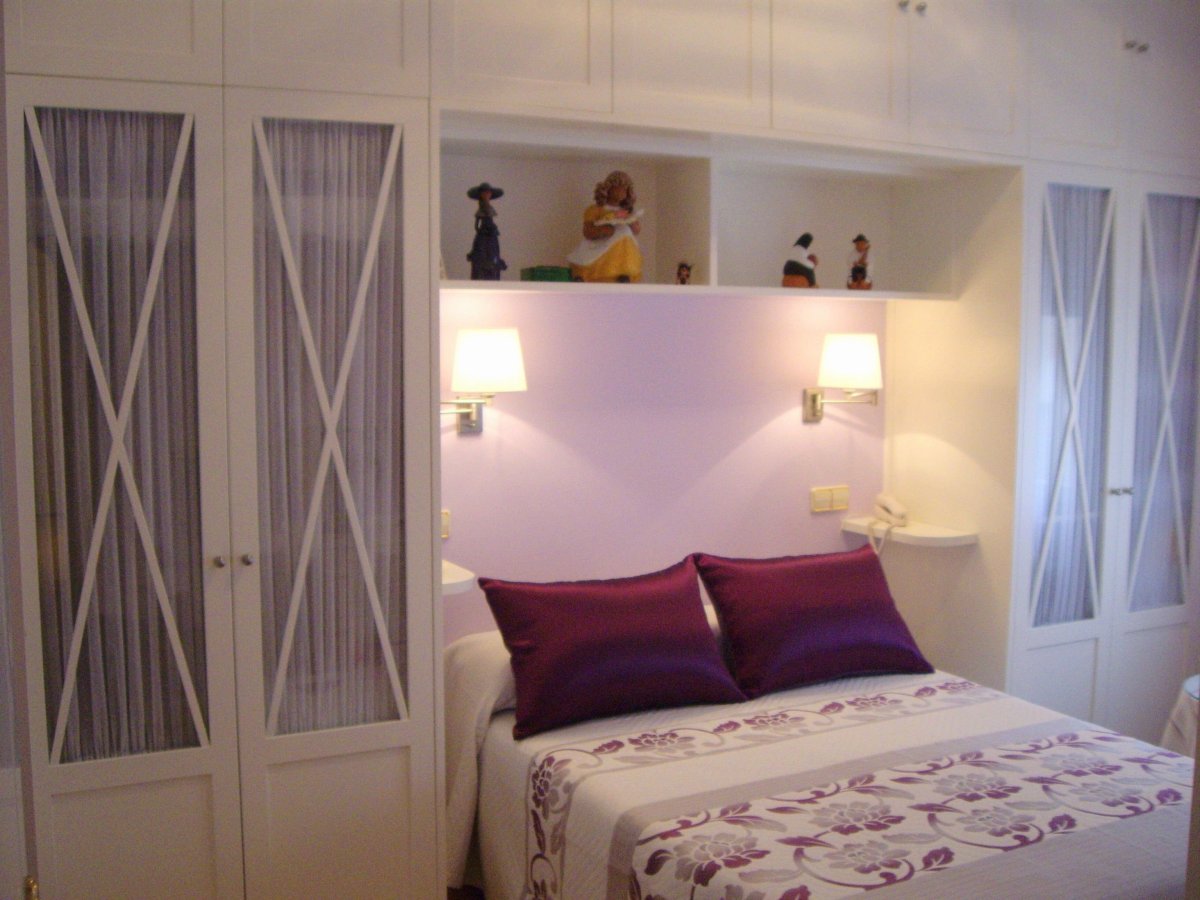 Шкаф вокруг кровати