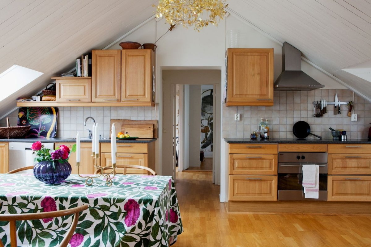 Кухня на мансардном этаже