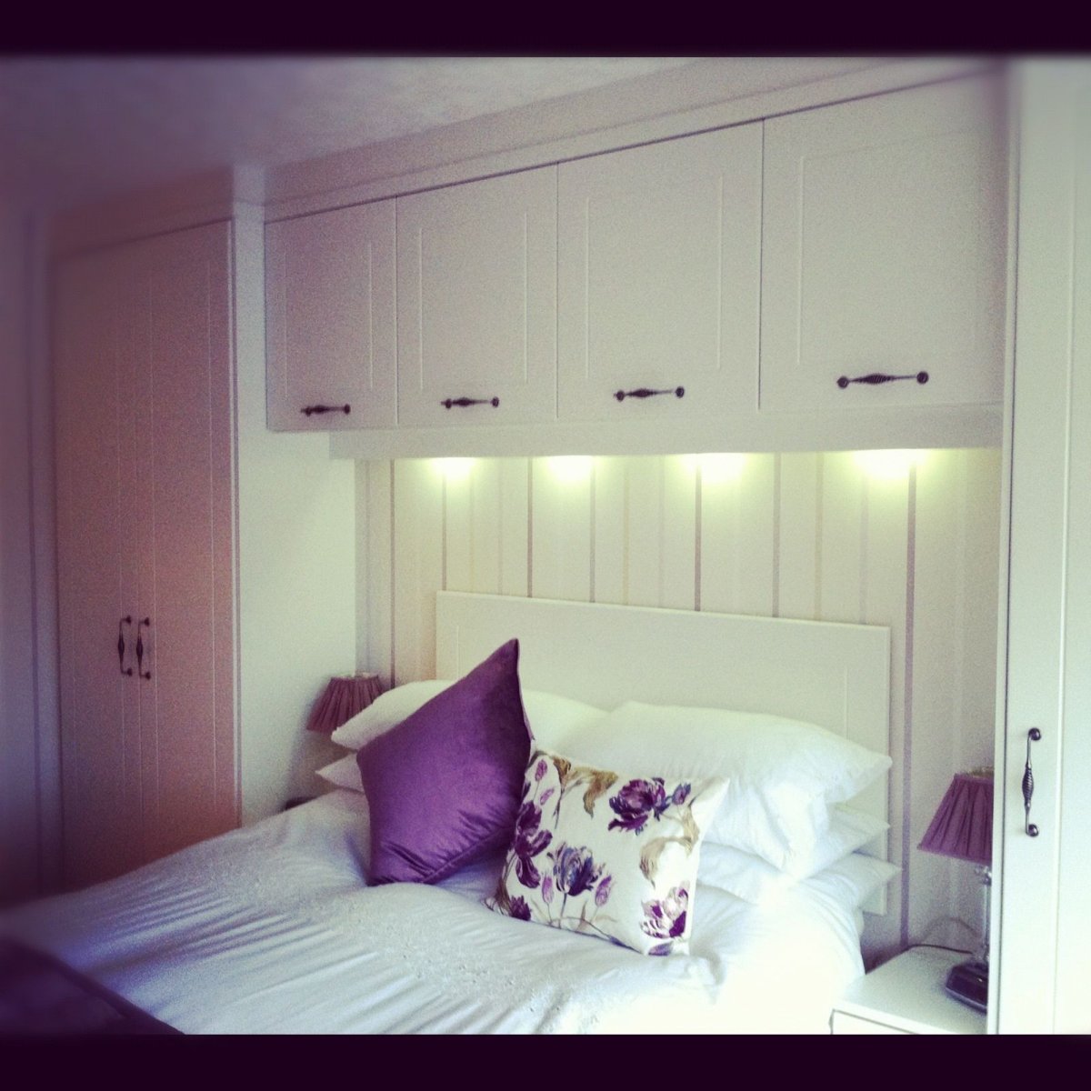 Навесные шкафы над кроватью