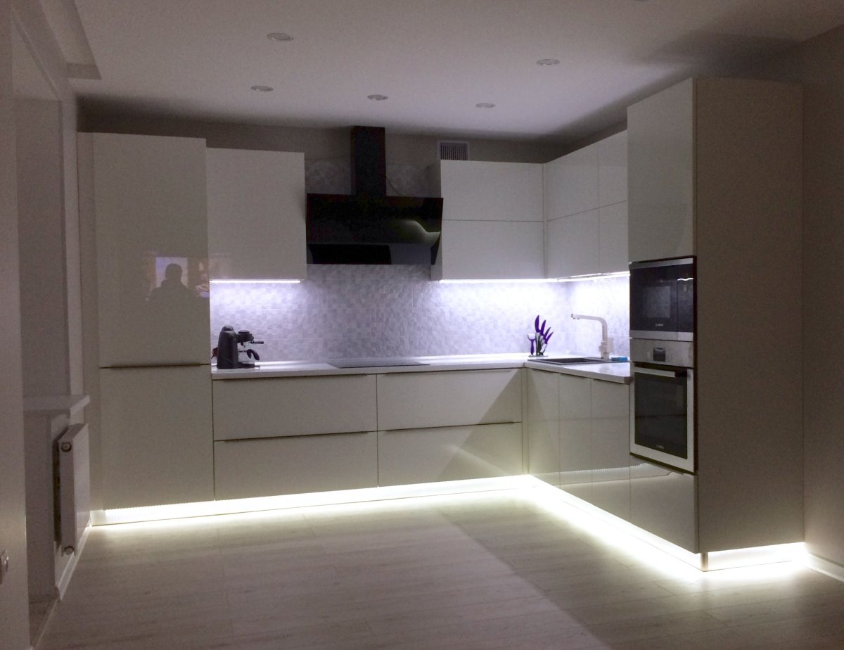 Подвесная кухня с подсветкой