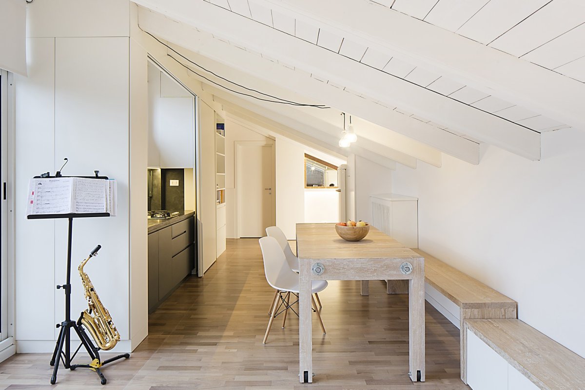 Кухня столовая на мансарде