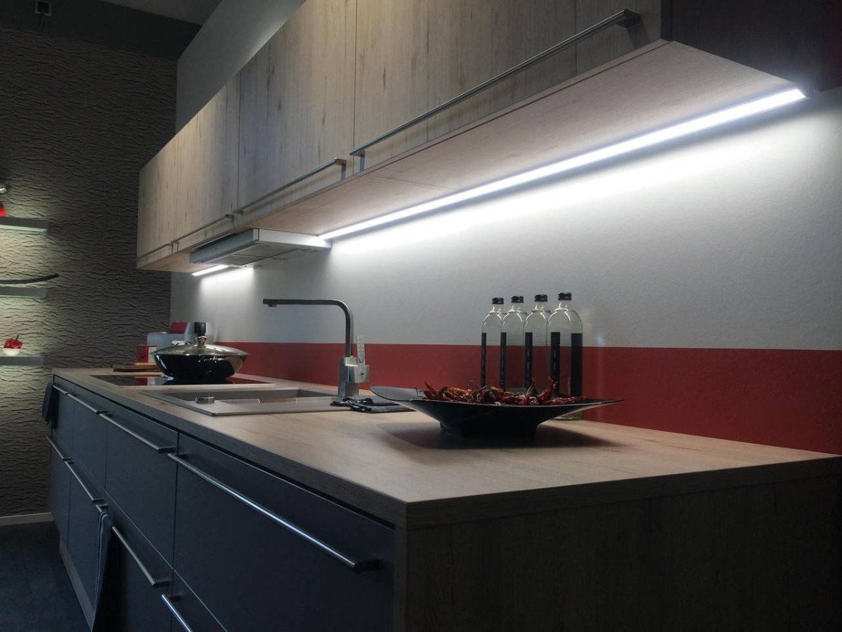 Подвесная кухня с подсветкой