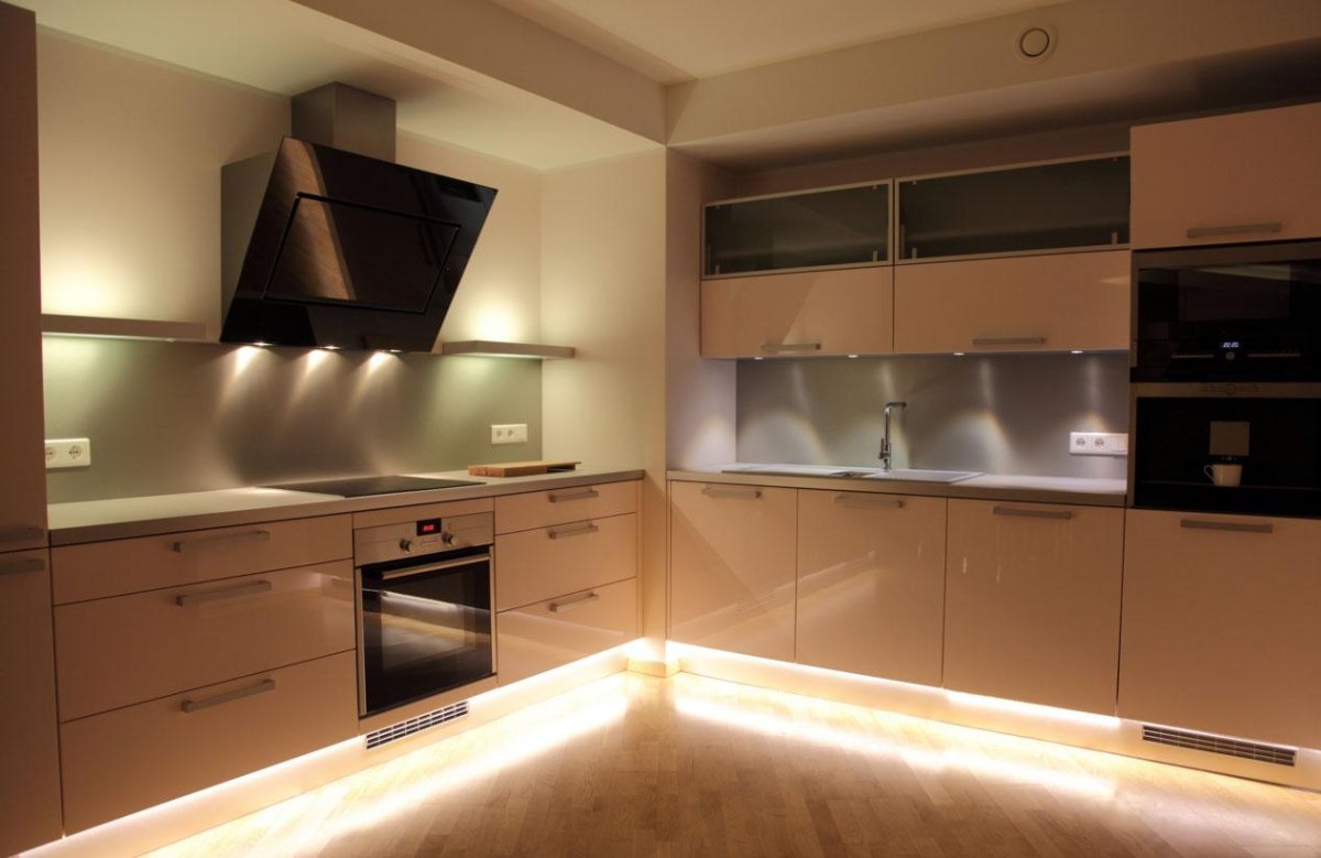 Зеленая подсветка на кухне