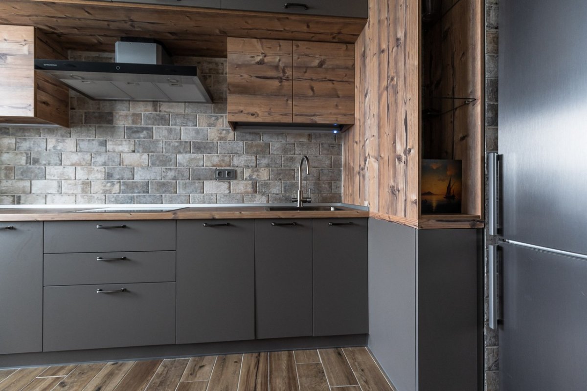 Коричневая деревянная кухня