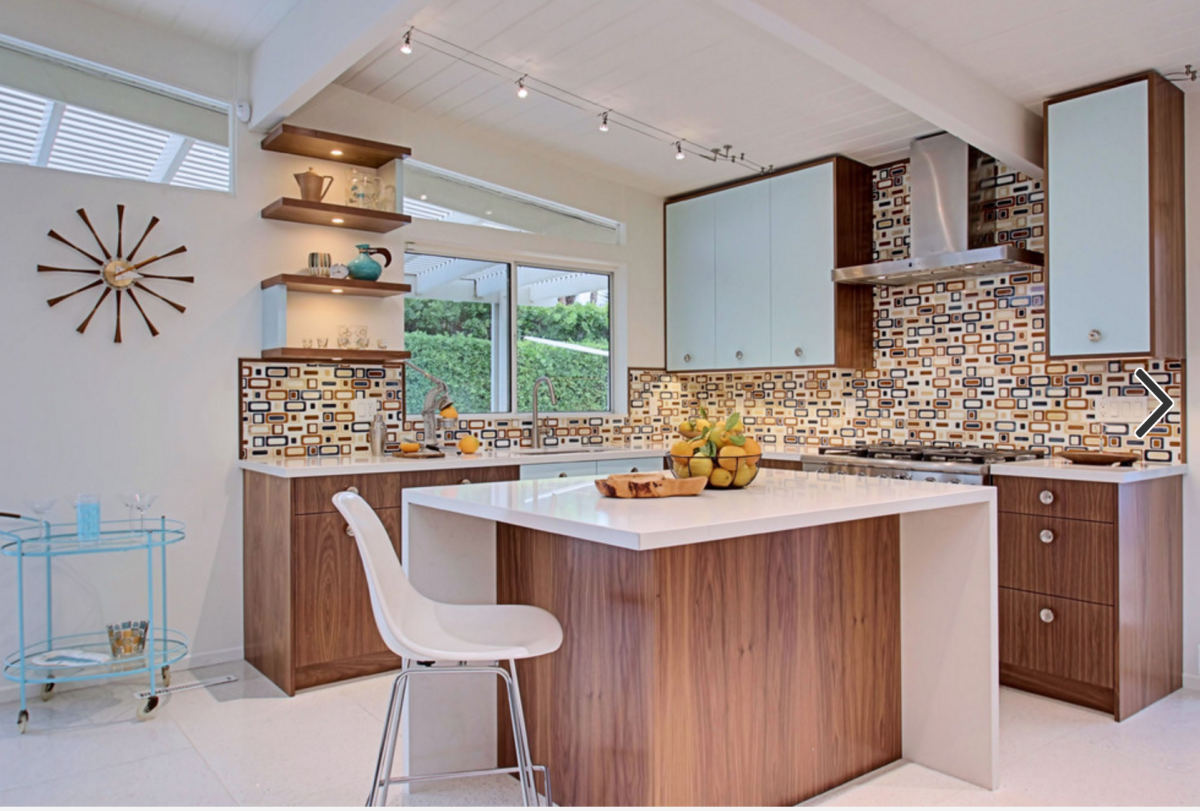 Кухня с розовыми фасадами