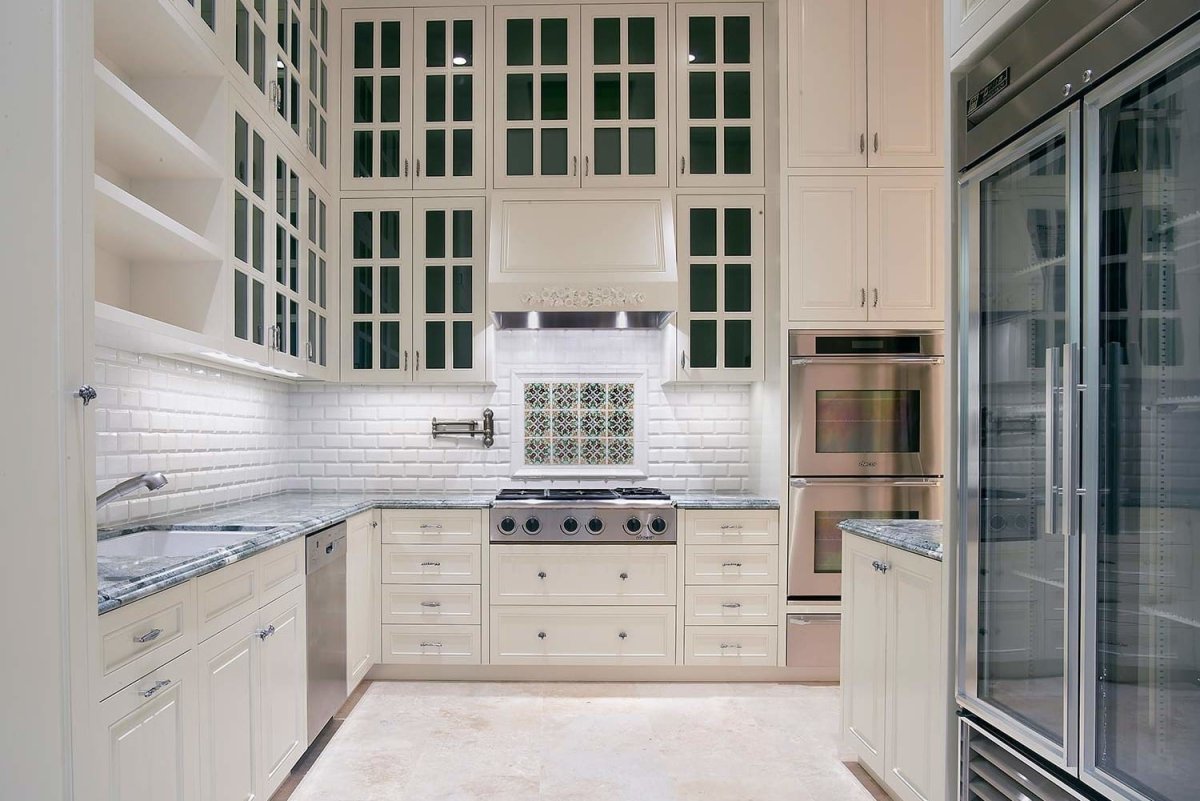 Белая классическая кухня с деревянной столешницей