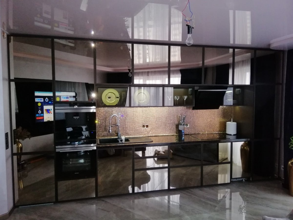 Зеркало на кухне в интерьере