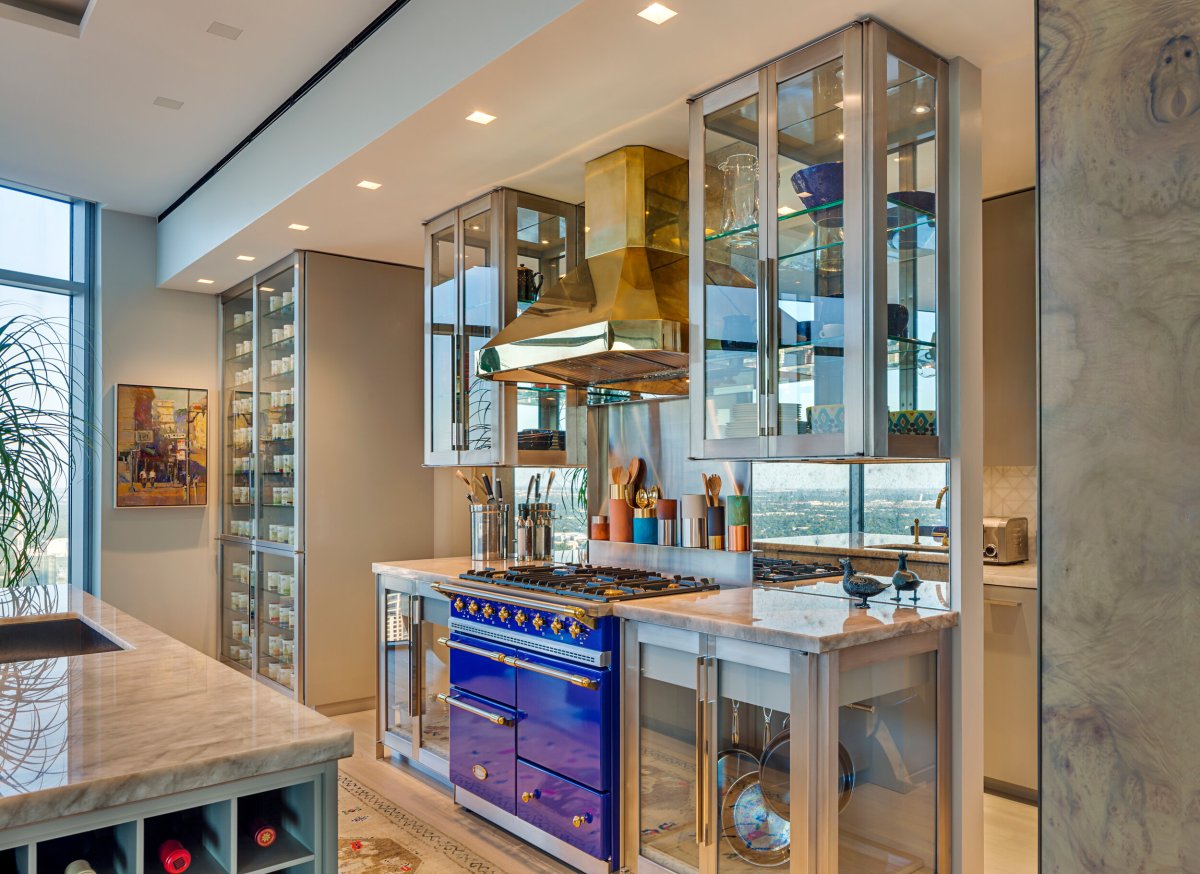 Кухня с зеркальными фасадами