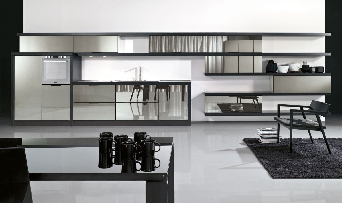 Кухонный гарнитур с зеркальными фасадами