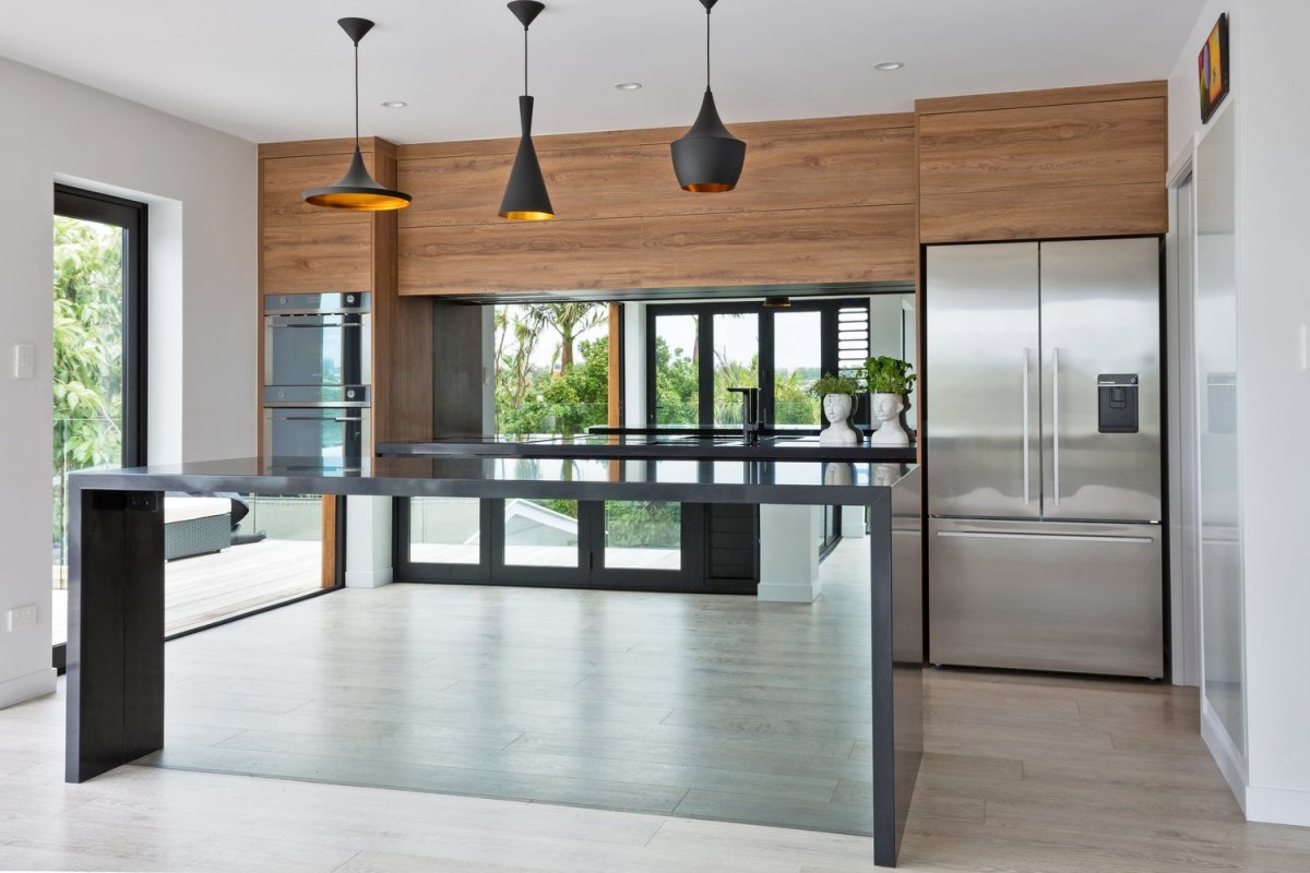 Кухня с фиолетовой подсветкой