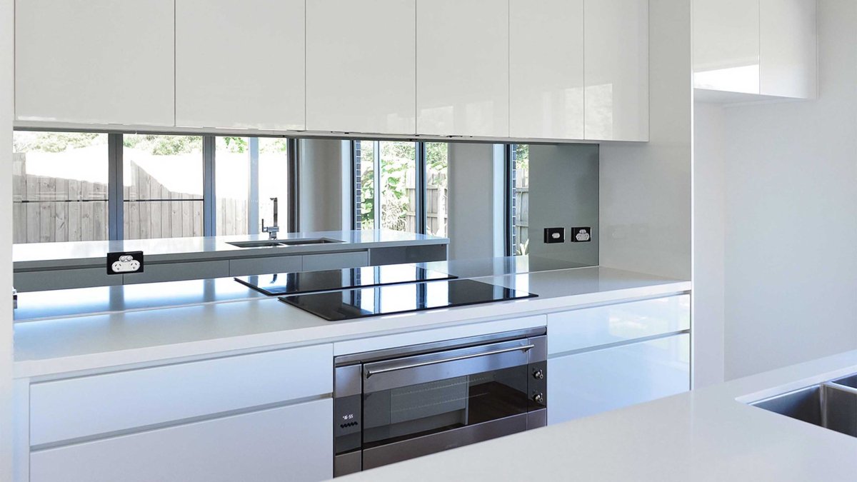 Кухня с зеркальными фасадами