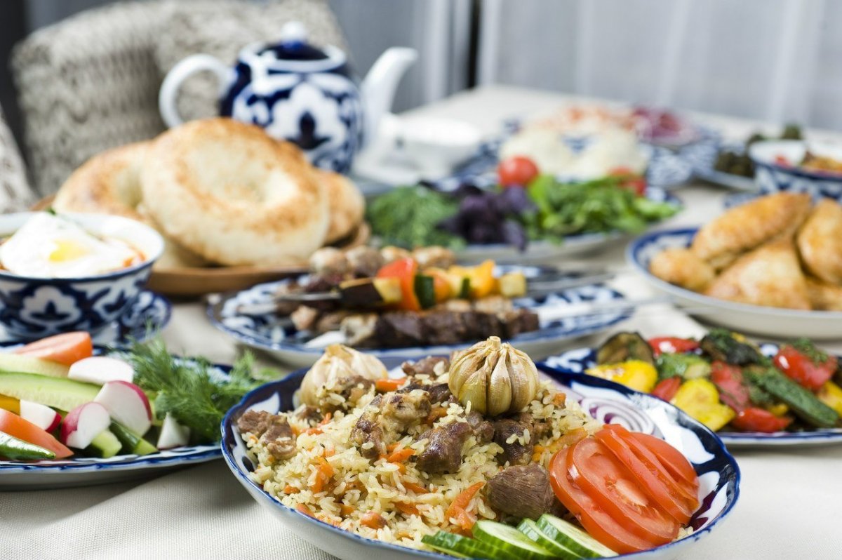 Сервировка стола с пловом