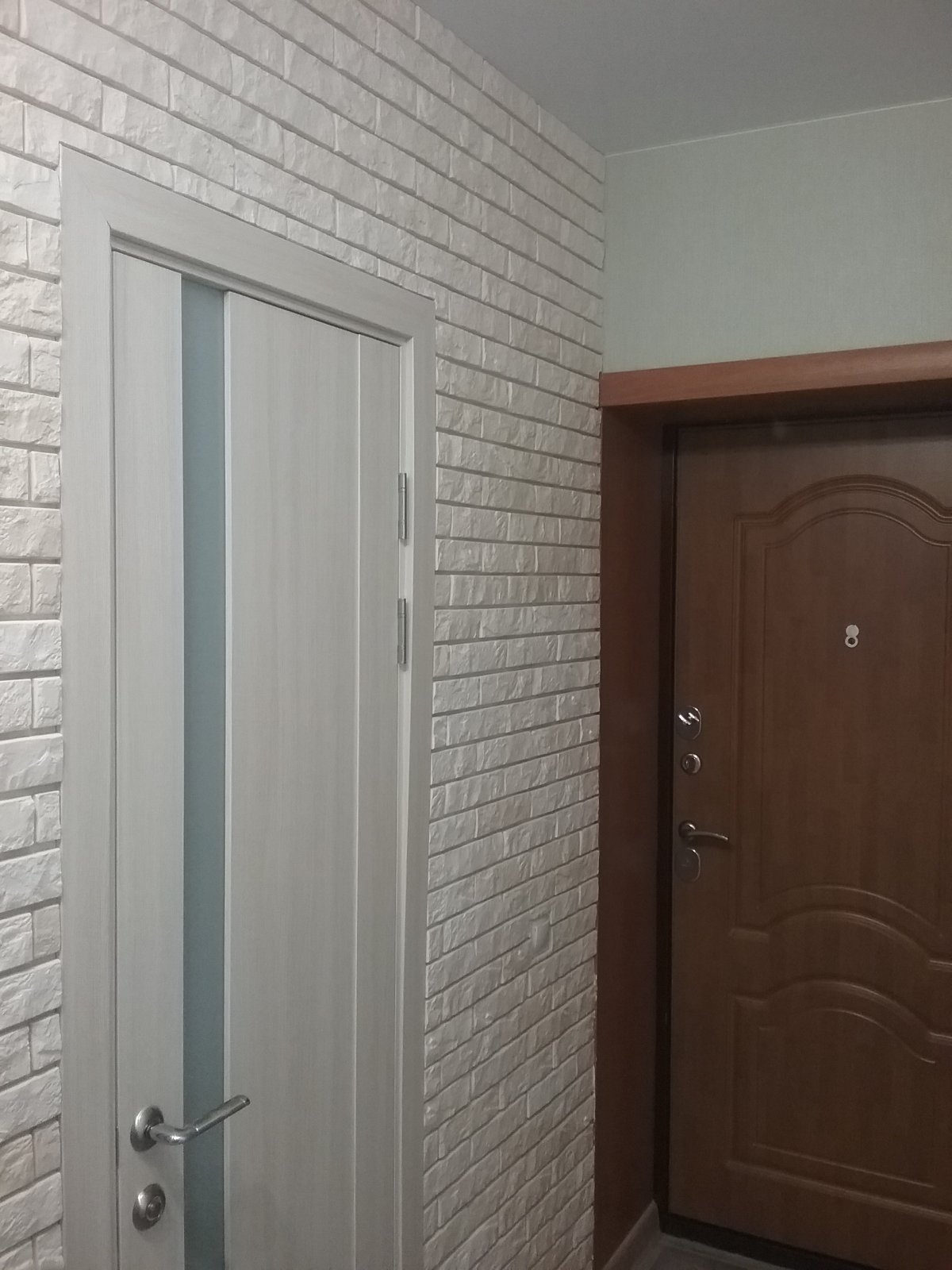 Дверной проём декоративным кирпичом