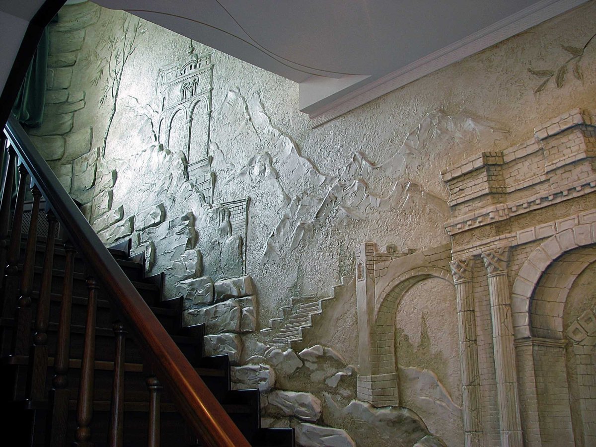Барельеф на стене лестницы
