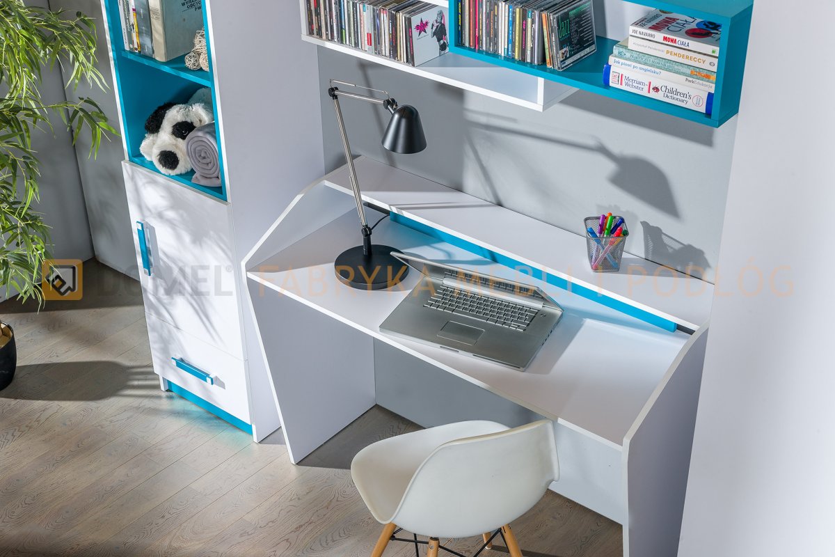 Письменный стол в комнате