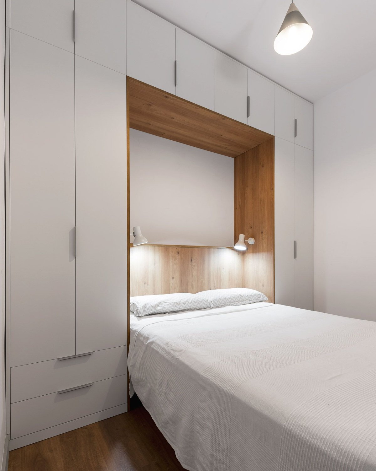 Антресоли над кроватью в спальне