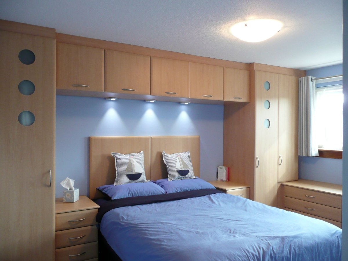 Шкаф над кроватью