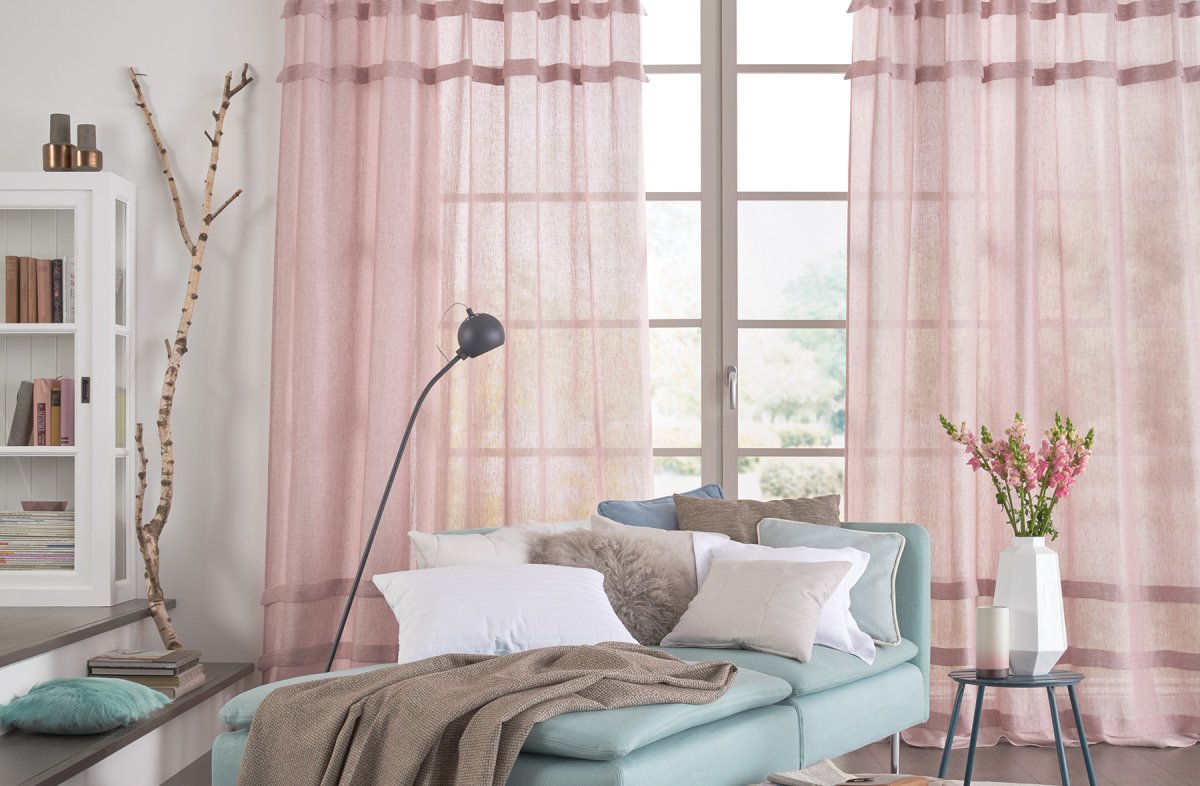 Сиреневые шторы в интерьере гостиной