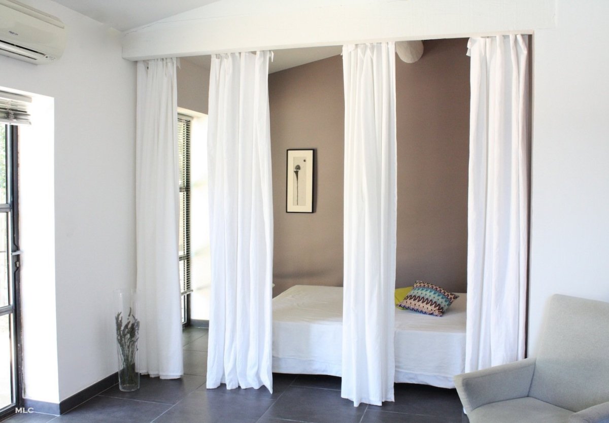 Карнизы для зонирования комнаты шторами