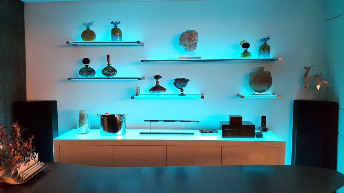 Полочки с подсветкой на стену