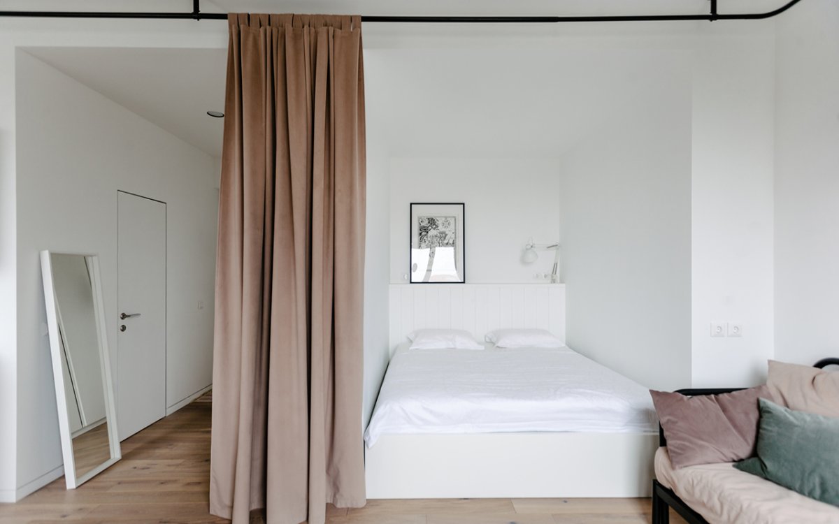 Зонирование комнаты шторами