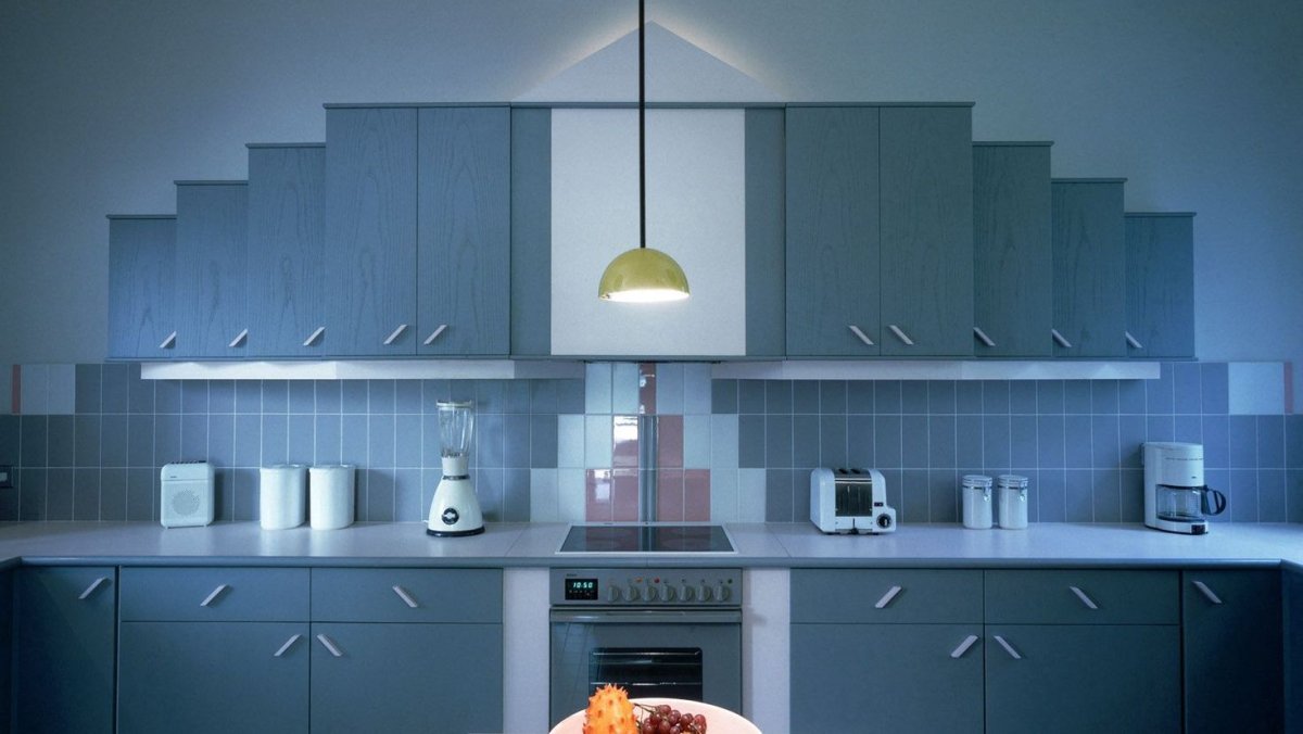 Открытая кухонная полка с подсветкой